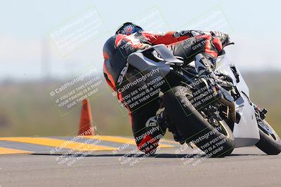 media/Oct-09-2022-SoCal Trackdays (Sun) [[95640aeeb6]]/Turn 9 Backside (120pm)/